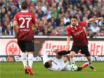 Hannovers Pirmin Schwegler (l), Julian Korb und Frankfurts Kevin-Prince Boateng (M) im Zweikampf um den Ball. Foto: Peter Steffen