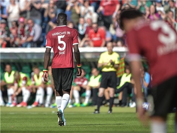 Hannovers Salif Sané verlässt im Spiel gegen Stuttgart nach der Roten Karte den Platz. Foto: Silas Stein
