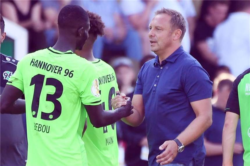 Hannover glückt Pokal-Auftakt beim KSC Hannovers Trainer André Breitenreiter bedankt sich bei Ihlas Bebou. Foto: Uli Deck