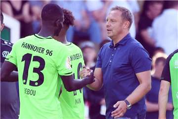 Hannovers Trainer André Breitenreiter bedankt sich bei Ihlas Bebou. Foto: Uli Deck