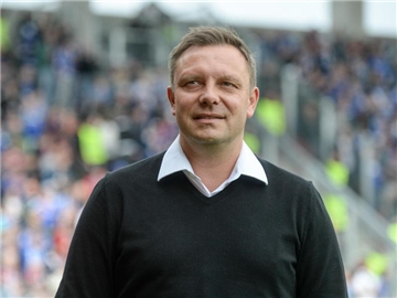 Hannovers Trainer André Breitenreiter bittet seine Mannschaft als erster Bundesligist in die Saisonvorbereitung. Foto: Armin Weigel