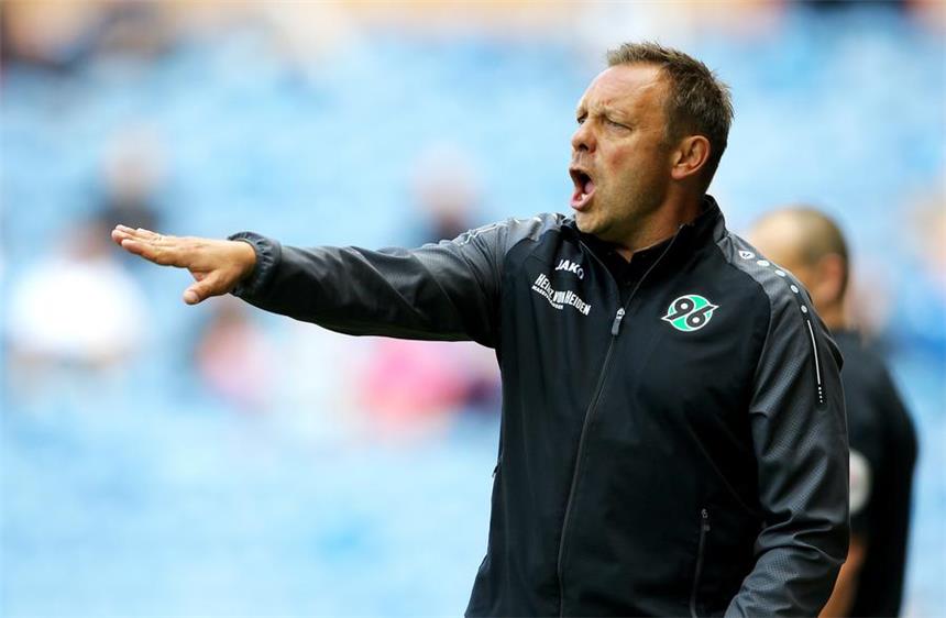 Schalke trifft am Sonntag auf seinen Ex-Trainer Hannovers Trainer Andre Breitenreiter konnte seine Spieler nur eine Halbzeit lang auf den Pflichtspielauftakt vorbereiten.