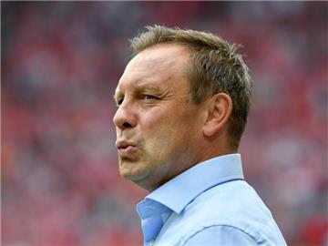 Hannovers Trainer André Breitenreiter trifft auf seinen Ex-Verein Schalke 04. Foto: Torsten Silz