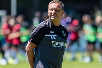 Hannovers Trainer Andre Breitenreiter zum Trainingsauftakt von 96. Foto: Peter Steffen
