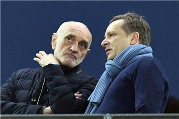 Hannovers Vereinspräsident Martin Kind (l) ist um ein normales Verhältnis zum wechselwilligen 96-Manager Horst Heldt bemüht. Foto: Daniel Reinhardt