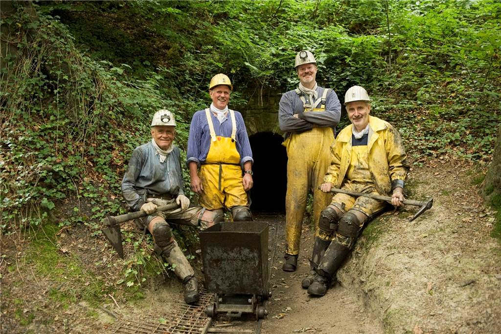 Das sind die letzten aktiven Bergleute von Dortmund Hans Bandermann, Reinhard Pipper, Uwe Peise und HeinzLudwig Bücking vom Arbeitskreis beim Einsatz am Besucherbergwerk in Syburg.