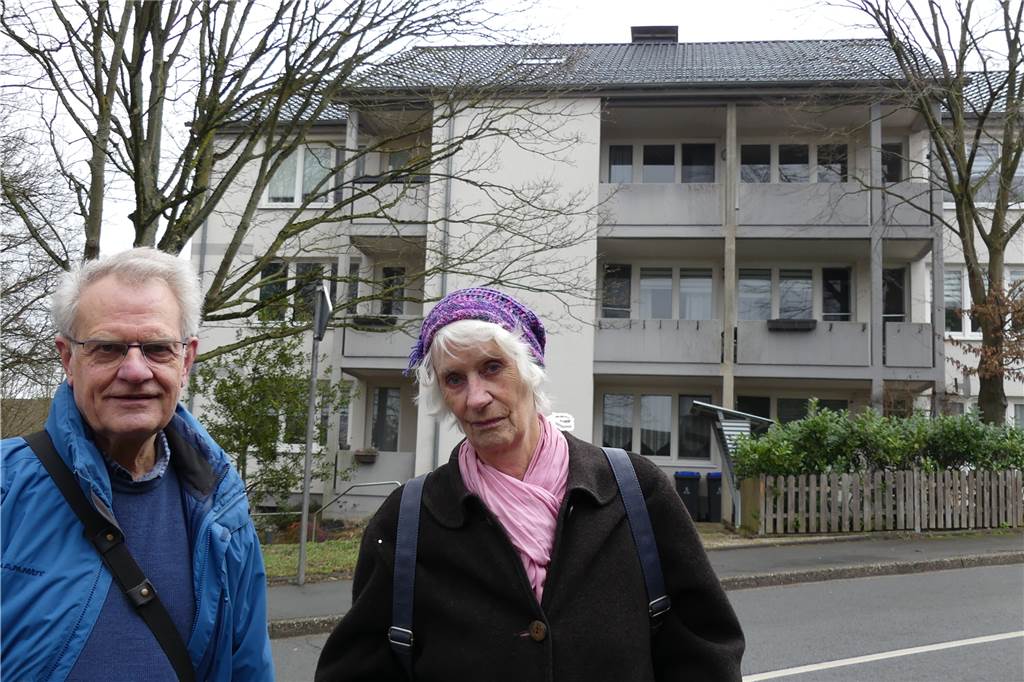 Abschiebung um Mitternacht: Beamte standen am Bett von Anisha (6) Hans-Bernd Marks und Mechthild Uffmann vom Arbeitskreis Asyl Schwerte stehen vor der Mietwohnung der Familie. Sie sagen: "Für das kleine Mädchen war das eine traumatische Erfahrung."