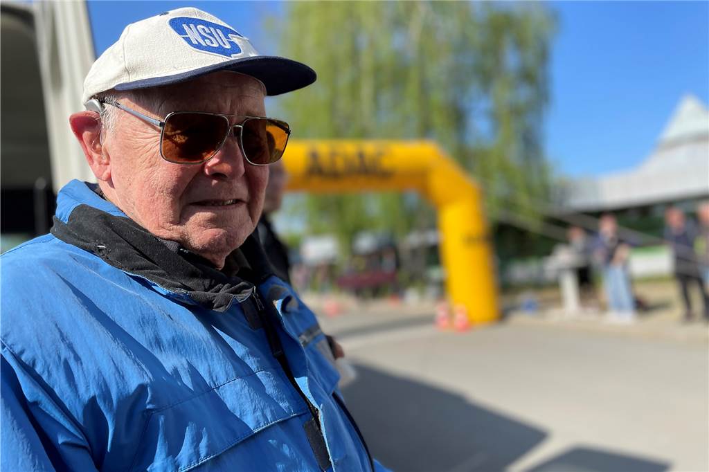 Motorrad-Dinos begeistern Hans Blumensaat: 75 knatterten durch die Region Hans Blumensaat am Start der DMC-ADAC-Rallye. Der Lütgendortmunder fuhr selbst Motorrad und bewunderte am Sonntagmorgen die Knatterkisten der anderen.
