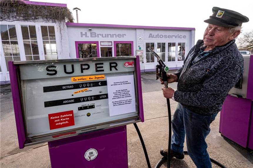 Sprit zum halben Preis? Kurioses Zapfsäulen-Problem Hans Brunner steht an einer Zapfsäule seiner Tankstelle. Die Tankstelle zeigt Benzin- und Dieselpreise halbliterweise an.