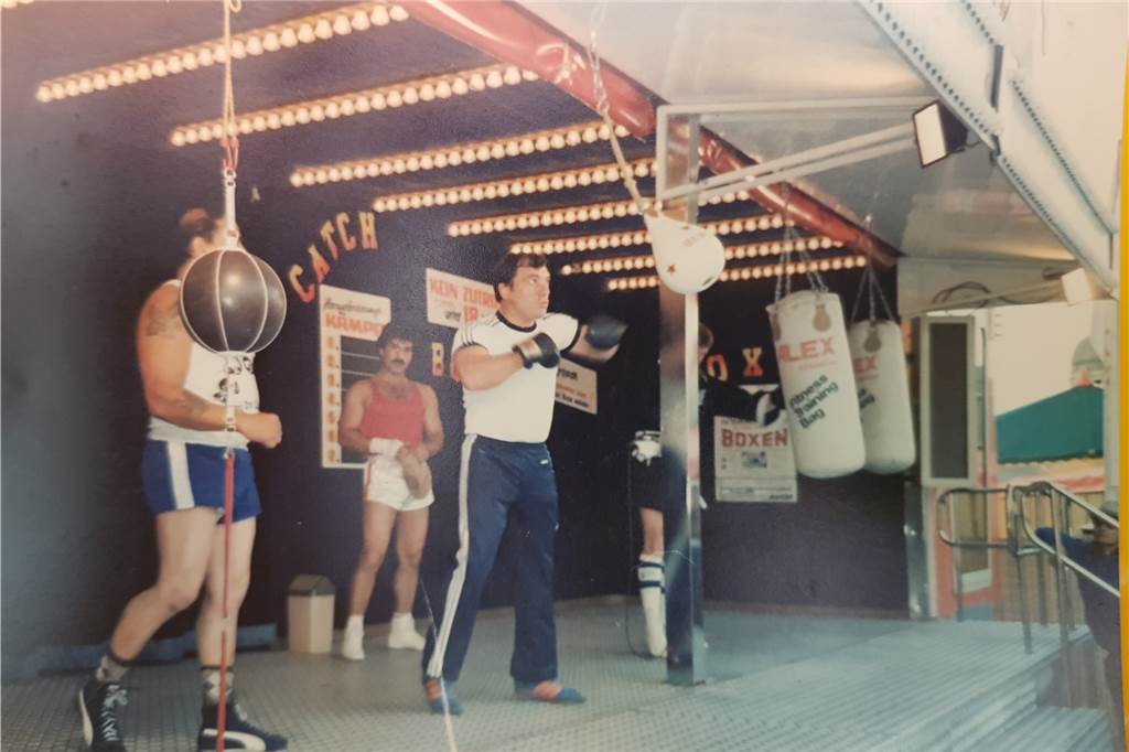 „300 Mark, wenn du mich K.o. schlägst“: Hans-Dieter Kunze über seine Zeit als Kirmes-Boxer Hans-Dieter Kunze als Kirmes-Boxer bei der Parade