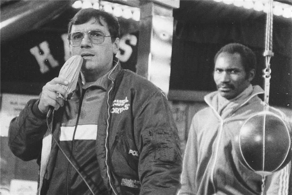 „300 Mark, wenn du mich K.o. schlägst“: Hans-Dieter Kunze über seine Zeit als Kirmes-Boxer Hans-Dieter Kunze (l.) als Rekommandeur im Kirmesring.
