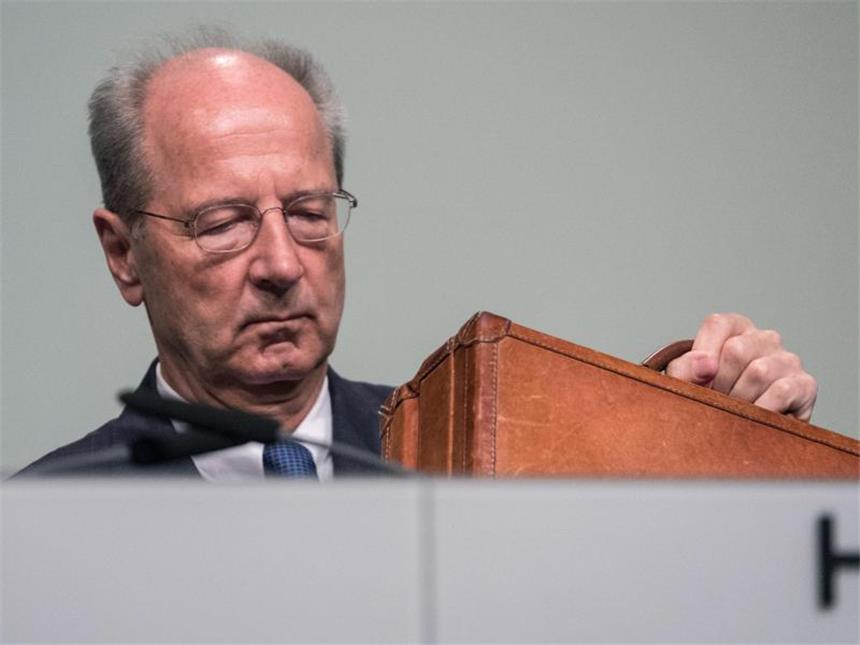 Volkswagen wirbt um Verständnis bei seinen Aktionären Hans Dieter Pötsch, Vorsitzender des VW-Aufsichtsrats, verteidigte die Millionen-Vergütungen der Vorstände. Foto: Peter Steffen