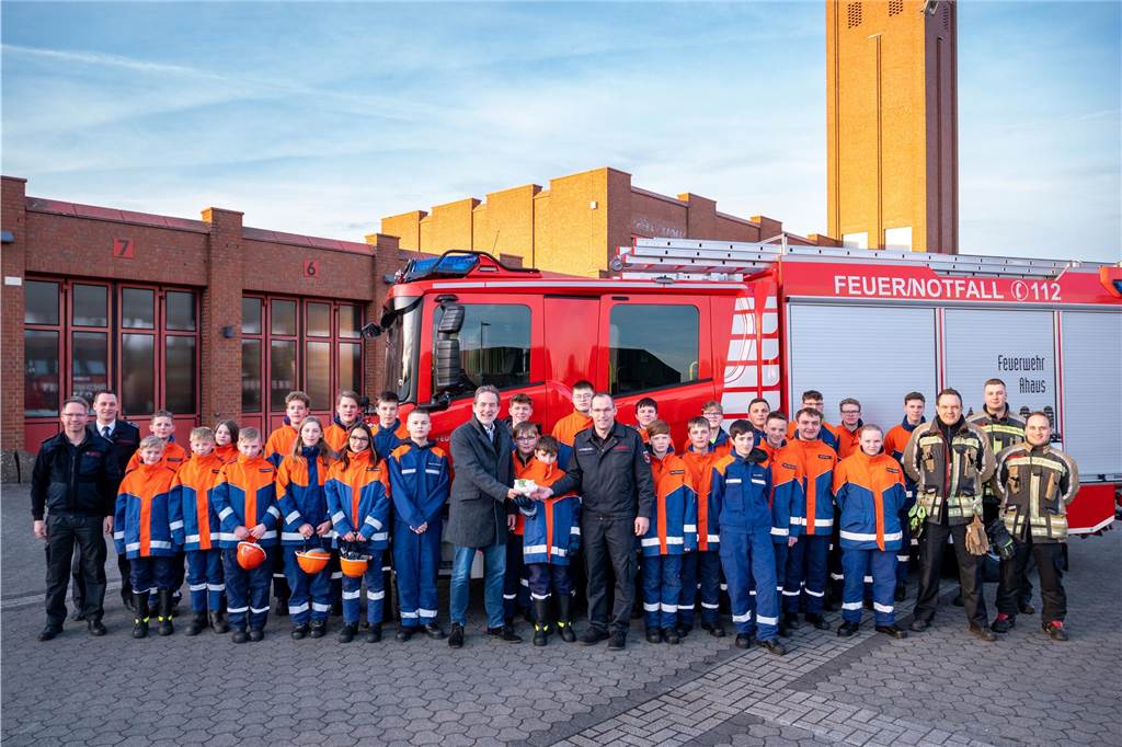 Zum Abschied: Hans-Georg Althoff spendet an Imker und Jugendfeuerwehr Hans-Georg Althoff überreichte das Spendenschweinchen an den Leiter der Ahauser Feuerwehr Dirk Honekamp. Florian Zimmer (3. v.r.), Leiter der Jugendfeuerwehr, kann nun 3370 Euro für die Jugendarbeit einplanen.