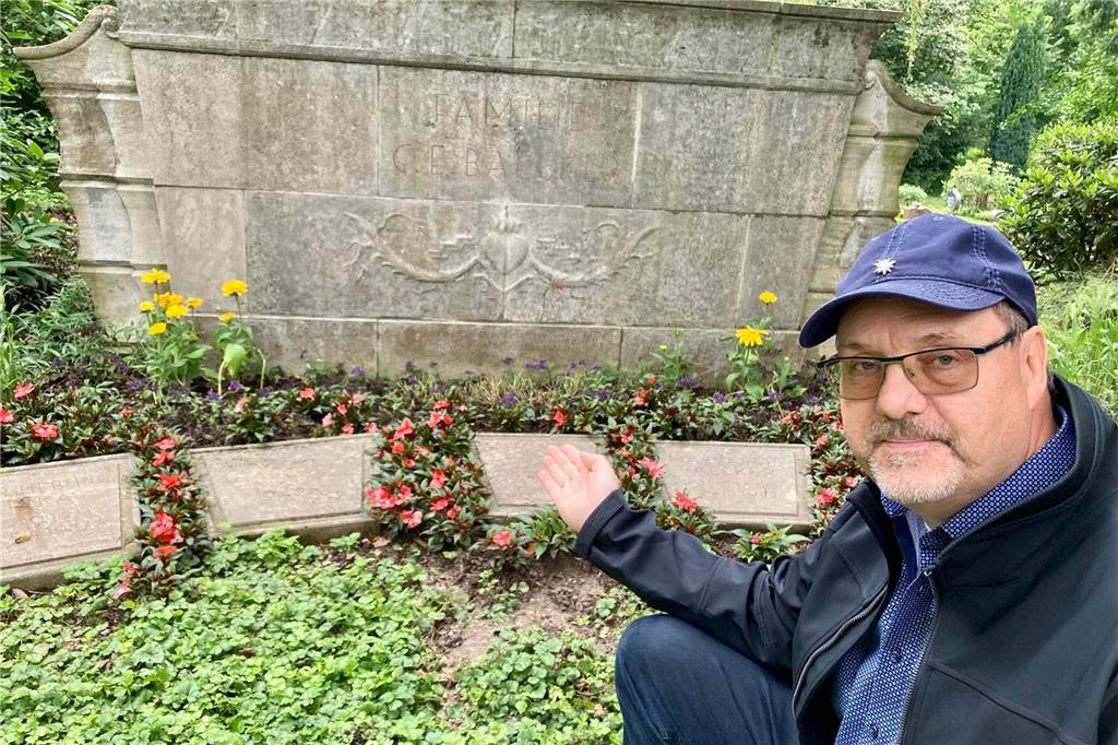 Das Geheimnis der ältesten Grabstätte auf dem Dortmunder Hauptfriedhof Hans-Georg Baecker, Urenkel von Wilhelmine Baecker vor der Inschrift, die an das älteste Grab auf dem Hauptfriedhof erinnert.
