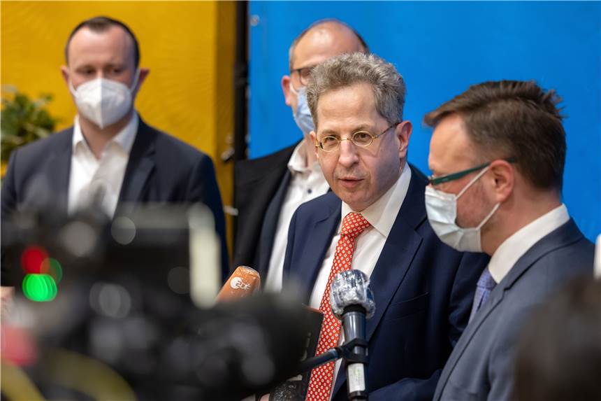 Ex-Verfassungsschutzchef Maaßen tritt als Bundestagskandidat für die CDU an Hans-Georg Maaßen (M, CDU) gewinnt in der Wahlkreisvertreterversammlung der CDU-Kreisverbände in Südthüringen die Abstimmung und gibt neben Teilnehmern der Wahlkreisvertreterversammlung anschließend ein Interview.