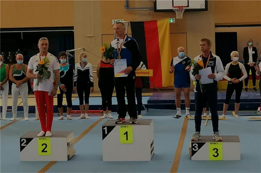 Hans-Gerd Heming kehrt mit zwei Medaillen von der DM heim Hans-Gerd Heming (r.) gewann Bronze in seinem Mehrkampf und zudem Gold mit der Mannschaft des WTV.