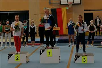 Hans-Gerd Heming (r.) gewann Bronze in seinem Mehrkampf und zudem Gold mit der Mannschaft des WTV.