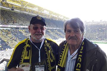 Hans Globert (l.) überraschte seinen langjährigen Freund Bruno Knychalla mit einem Besuch des BVB-Spiels gegen Mainz.