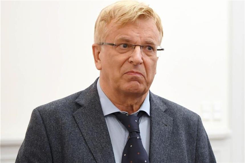 SV Wilhelmshaven scheitert mit Klage gegen FIFA Hans Herrnberger (l), Vorstandschef des SV Wilhelmshaven, führt einen Rechtsstreit gegen den Fußball-Weltverband. Foto: Uli Deck