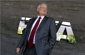 Hans-Joachim Eckert war bislang einer von zwei Vorsitzenden der unabhängigen Ethikkommission beim Fußball-Weltverband FIFA. Er und der Schweizer Chef-Ermittler Cornel Borbely wurden vom Council des Fußball-Weltverbands nicht wieder für ihre Posten in der unabhängigen Ethikkommission vorgeschlagen.