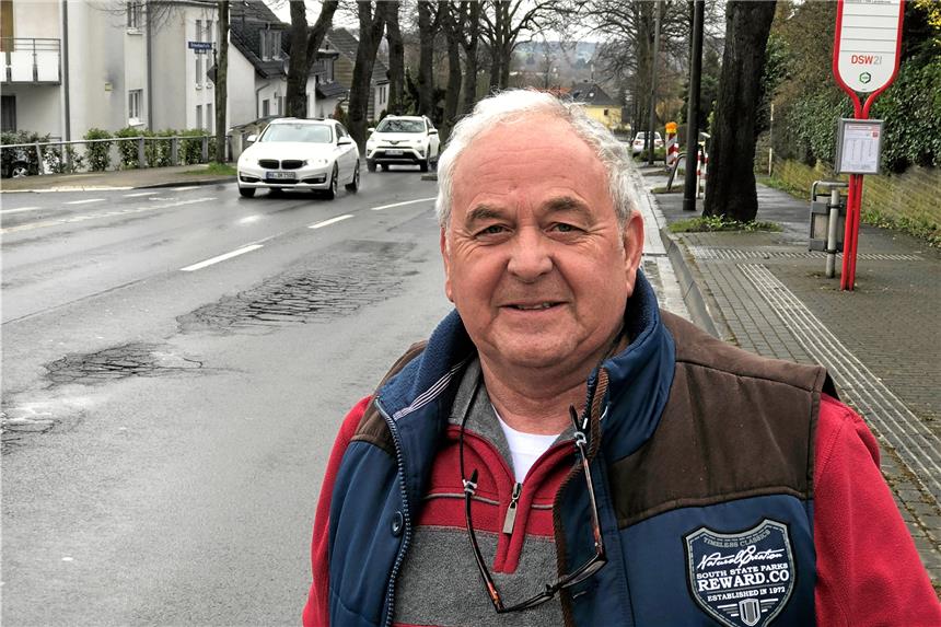 Schlagloch-Hopping quer durch die Stadt Hans-Joachim Fillies ist ein Anwohner der Wittbräucker Straße in Berghofen. Die Schäden im Hintergrund haben Linienbusse verursacht.