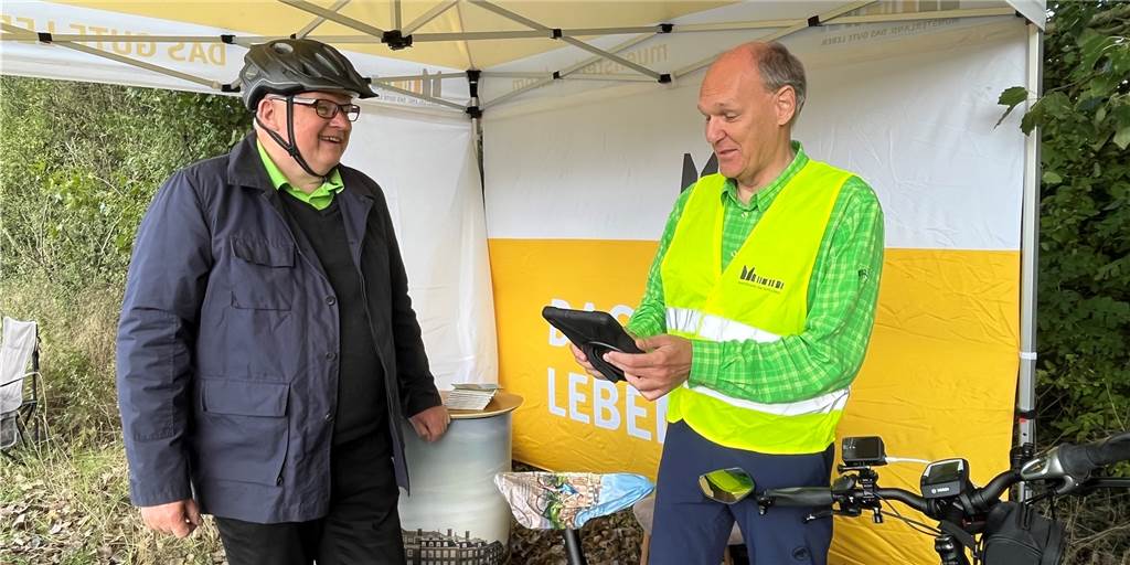 Hans-Joachim Gerdemann von Münsterland e.V. befragte Manfred Kuliga nach der Qualität der Radwege in Nordkirchen. 