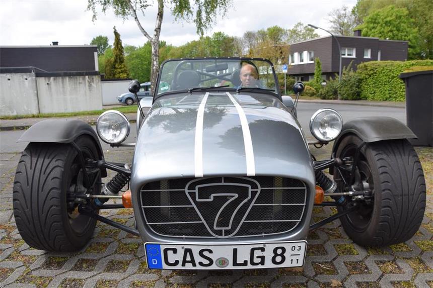 Hans-Joachim Günther fährt mit seinem englischen Caterham Super 7 R300 Superlight bei der Rallye Garagenschätzchen am 16. September mit.
