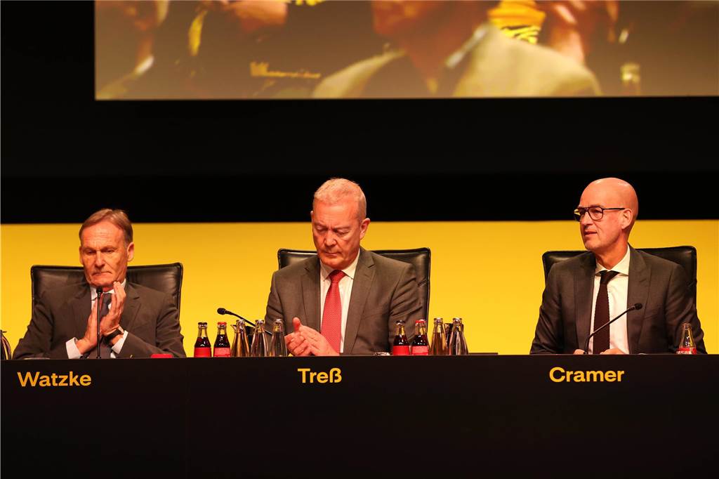 Ricken wird neuer BVB-Geschäftsführer Sport: Mislintat wird neuer Technischer Direktor Hans-Joachim Watzke, Thomas Treß und Carsten Cramer sitzen auf einem Podium.