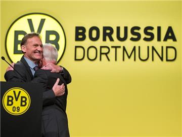Hans-Joachim Watzke (l) und Reinhard Rauball erinnern sich an die Zeit vor zehn Jahren. Foto: Bernd Thissen