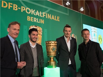 Hans-Joachim Watzke, Nuri Sahin, Alexander Meier und Fredi Bobic während der Übergabe des DFB-Pokals in Berlin.