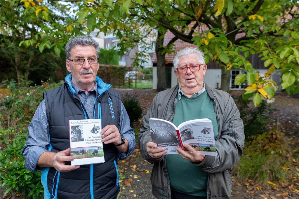 Heimatverein geht neue Wege: Reise mit dem Rad in die Vergangenheit Hans-Josef Lehrich mit dem Heimatvereinsvorsitzenden Peter Pawliczek bei der Vorstellung des 53. Bands der Schriftenreihe „Der Flugplatz Schwarze Heide im 2. Weltkrieg“.