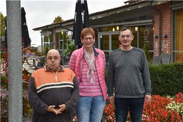 Hans-Jürgen Hart (Bewohnerbeirat des Altenpflegeheims), Andrea Kerkering und Holger Schmidt (Heimleiter) vor der Caféteria des Altenheims.