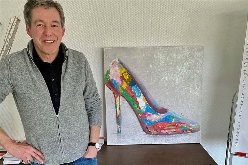 Hier Ausgangssperre, in Holland shoppen: Meinungen gehen auseinander Hans-Jürgen Robers kann sein Schuhgeschäft in Winterswijk (Inzidenzwert laut Dashboard 343, Stand 22. April) ab dem 28. April wieder für eine bestimmte Kundenanzahl öffnen, in Ahaus und Stadtlohn ginge selbst click und meet nicht mehr, wenn der Inzidenzwert höher ist als 150. „Paradox", findet der Geschäftsmann.