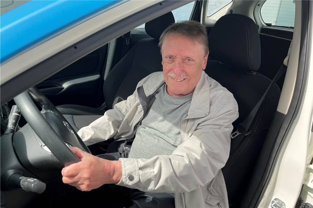 Freiwillige Helfer in Haltern: „Für ein Ehrenamt ist man nie zu alt“ Hans Kirschbaum sitzt in einem Auto.