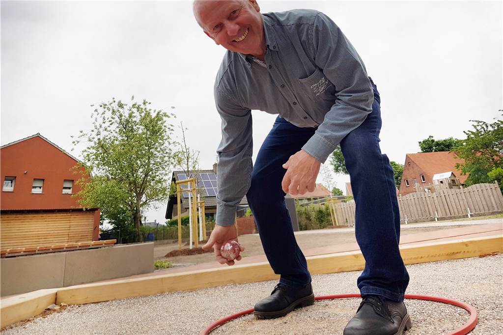Boule frei: Festplatz in der Niestadt stilecht eingeweiht und freigegeben Hans Mayer hatte mit seinen Mitspielern schon jede Menge Spaß auf der Bahn.