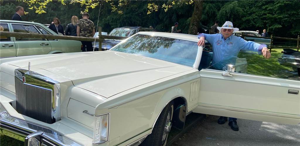 Hans-Peter Brakes (84): Sein Lincoln stand in einer Garage in St. Louis Hans-Peter Brakes und sein Lincoln Continental. Der Wagen ist 5,99 Meter lang und 44 Jahre alt.