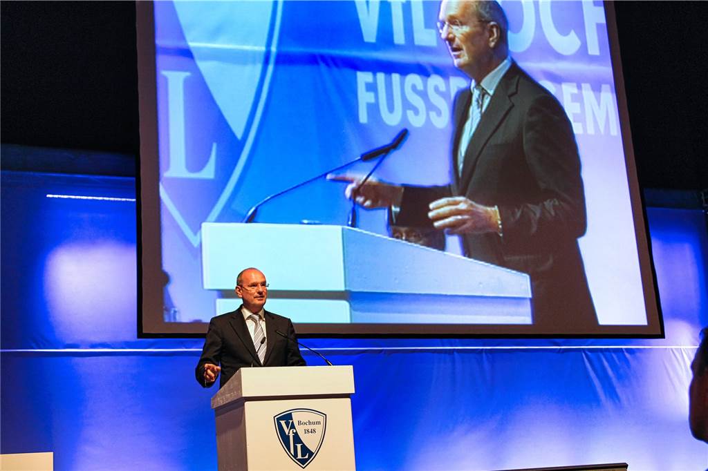 Präsident aus Castrop-Rauxel: Wir begreifen Fußball als Volkssport, jenseits des Entertainments Hans-Peter Villis bei der Jahreshauptversammlung des VfL Bochum im Jahr 2010 - im Ruhr Congress.