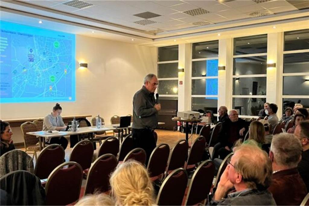 Verkehrskonzept Ortskern: Das sind die Ergebnisse Hans-Rainer Runge vom Planungsbüro „Runge IVP" stellte den Schermbeckern im November 2022 verschiedene Verkehrskonzepte für ihren Ort vor.