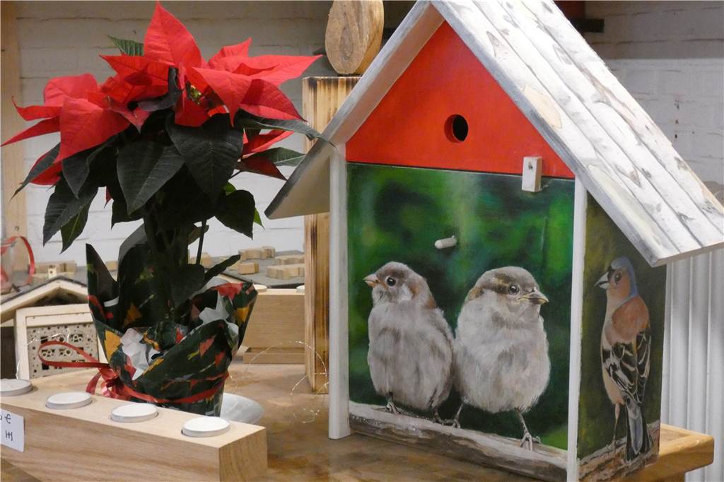 Mit „Hand und Herz“ bei der Sache: Alternative zum Adventsmarkt kommt an Hans Schmäing bemalt die handgefertigten Vogelhäuschen mit wunderschönen Motiven.