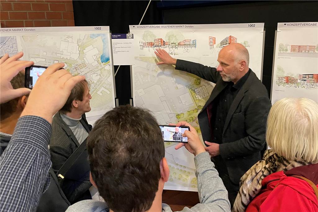 Ein Barkenberger darf den neuen Wulfener Markt planen Hans Schmidt-Domogalla erläuterte nach der Urkundenübergabe die Pläne für den neuen Wulfener Markt.