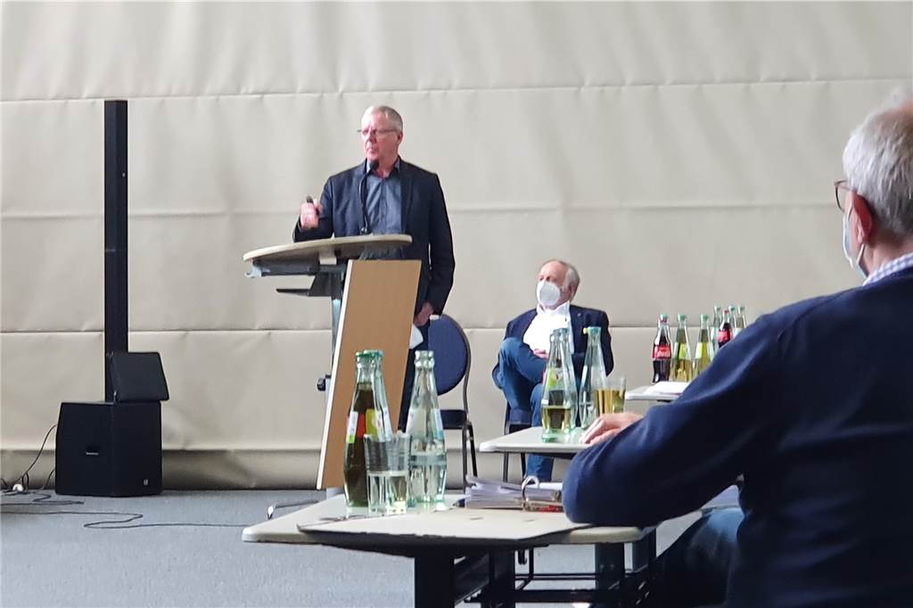 Machercampus: Vorwürfe, Drohgebärden und neue Dimensionen Hans Schöttler teilte während seiner Präsentation auch gegen die Medien aus. Ludger Gausling (sitzend) hielt sich bis auf wenige Sätze zurück.