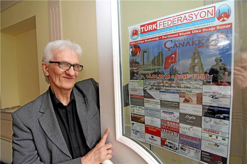 Treffen der türkischen Rechtsextremisten am Sonntag Hans Schreiber zeigt, wo das Plakat im Evinger Schloss hing – bis er es abnahm.