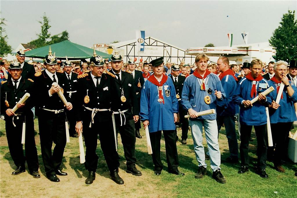 Kirchhellen trauert um den früheren Brezelkönig „Hans“ Schweitzer Hans Shweitzer trat gegen Peter Dreckmann von der Brezelpolizei an und setzte sich nach einem spannenden Wettkampf durch.