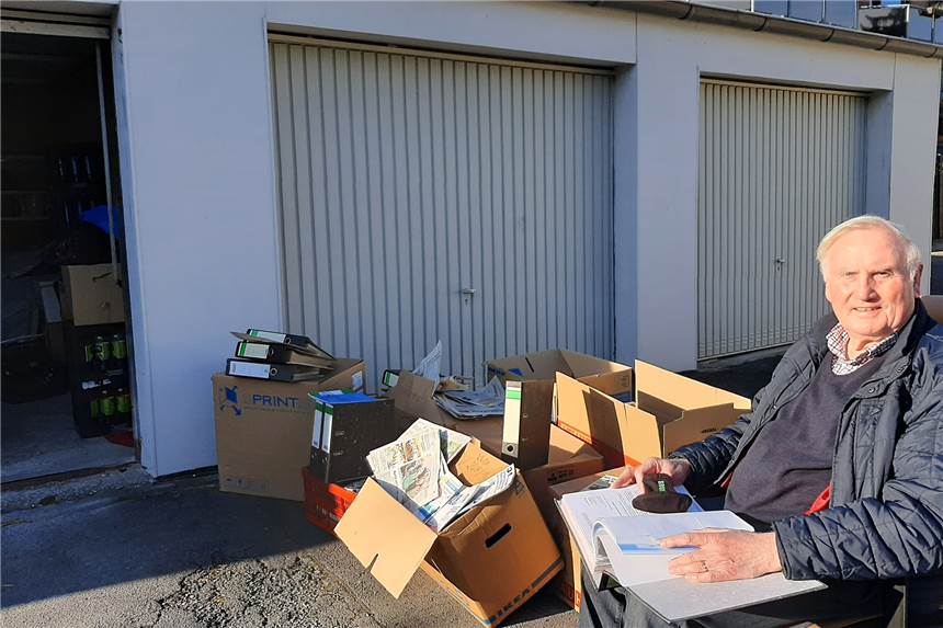 Früherer Bezirksbürgermeister räumt auf: 100 Aktenordner fürs Stadtarchiv Hans Semmler mit Kisten und Aktenordnern vor seiner Garage. Hier hat er Platz genommen, um die Unterlagen zu sichten.