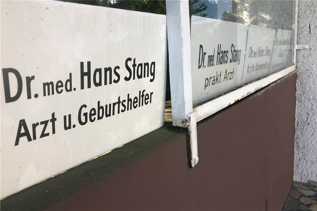 Ein Castrop-Rauxeler Arzt und eine besondere Massen-Impfung vor 50 Jahren Hans Stang und seine Arztschilder aus vergangenen Zeiten. Heute ist der Habinghorster 92 Jahre alt und spielt noch täglich auf seinem Flügel.