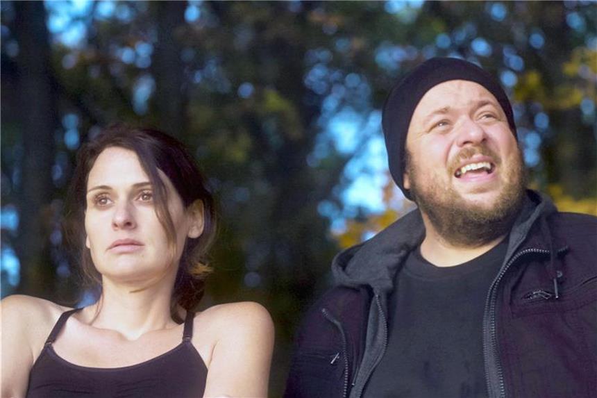 Die Hannas Hans (Till Butterbach) beginnt eine Affäre mit seiner Trainerin Kim (Julia Becker). Foto: Arte/SR/tellfilm