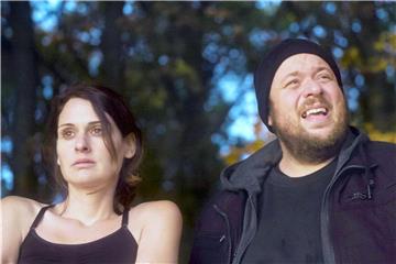 Hans (Till Butterbach) beginnt eine Affäre mit seiner Trainerin Kim (Julia Becker). Foto: Arte/SR/tellfilm