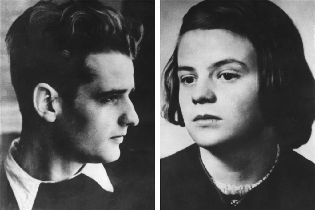 Hans und Sophie Scholl, Gründer bzw. Mitglieder der Widerstandsgruppe "Weiße Rose" an der Münchner Universität, wurden nach einer Flugblattaktion gegen die Herrschaft des NS-Regimes am 18.2.1943 verhaftet, vom Volksgerichtshof zum Tode verurteilt und am 22.2.1943 in München-Stadelheim hingerichtet.