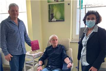 Der Waltroper Hans-Werner Diel sitzt auf einem Stuhl im Behandlungszimmer der Ärztin Dr. Jila Maki in Datteln, die neben ihm steht. An seiner Seite ist sein langjähriger Freund Frank Denk.