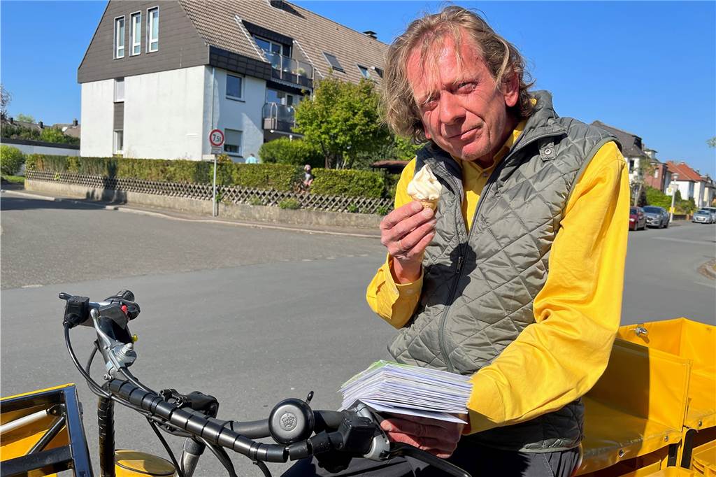 Eiszeit im Vorgarten: Freundinnen entwickeln verführerische Geschäftsidee Hans-Werner Kenkel, „unser bester Postbote“ (Tanja Berse), erhielt eine süße Gratis-Stärkung für seinen weiteren Arbeitsweg.